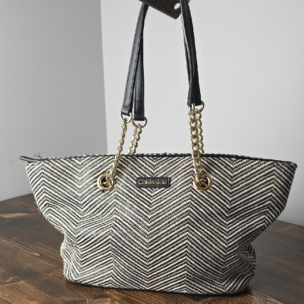 Calvin Klein Black‎ and White Chevron Rurse Hand Bag